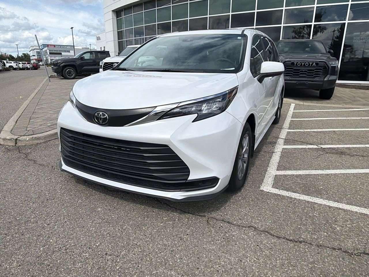 2026 Toyota Sienna Sienna XLE 8-Pass  FINANCED PRICE ADVERTISED  SOFTEX LEATHER   SUNROOF     DRIVER AUTO SEAT ADJUST   HEAT SEATS Photo4