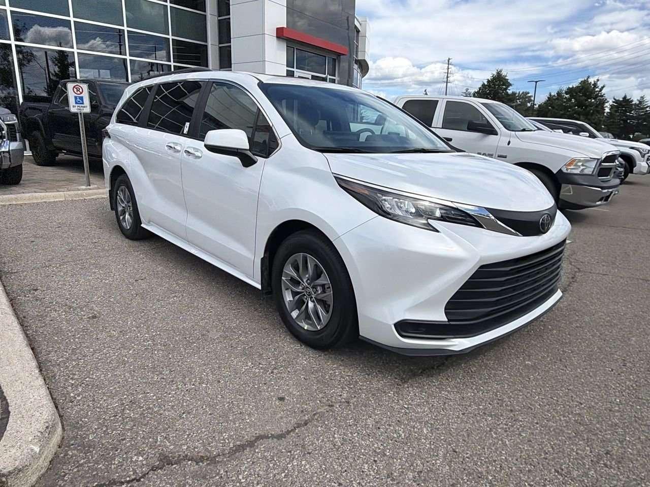 2026 Toyota Sienna Sienna XLE 8-Pass  FINANCED PRICE ADVERTISED  SOFTEX LEATHER   SUNROOF     DRIVER AUTO SEAT ADJUST   HEAT SEATS Photo5