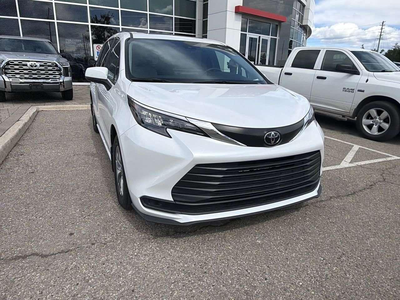 2026 Toyota Sienna Sienna XLE 8-Pass  FINANCED PRICE ADVERTISED  SOFTEX LEATHER   SUNROOF     DRIVER AUTO SEAT ADJUST   HEAT SEATS Photo