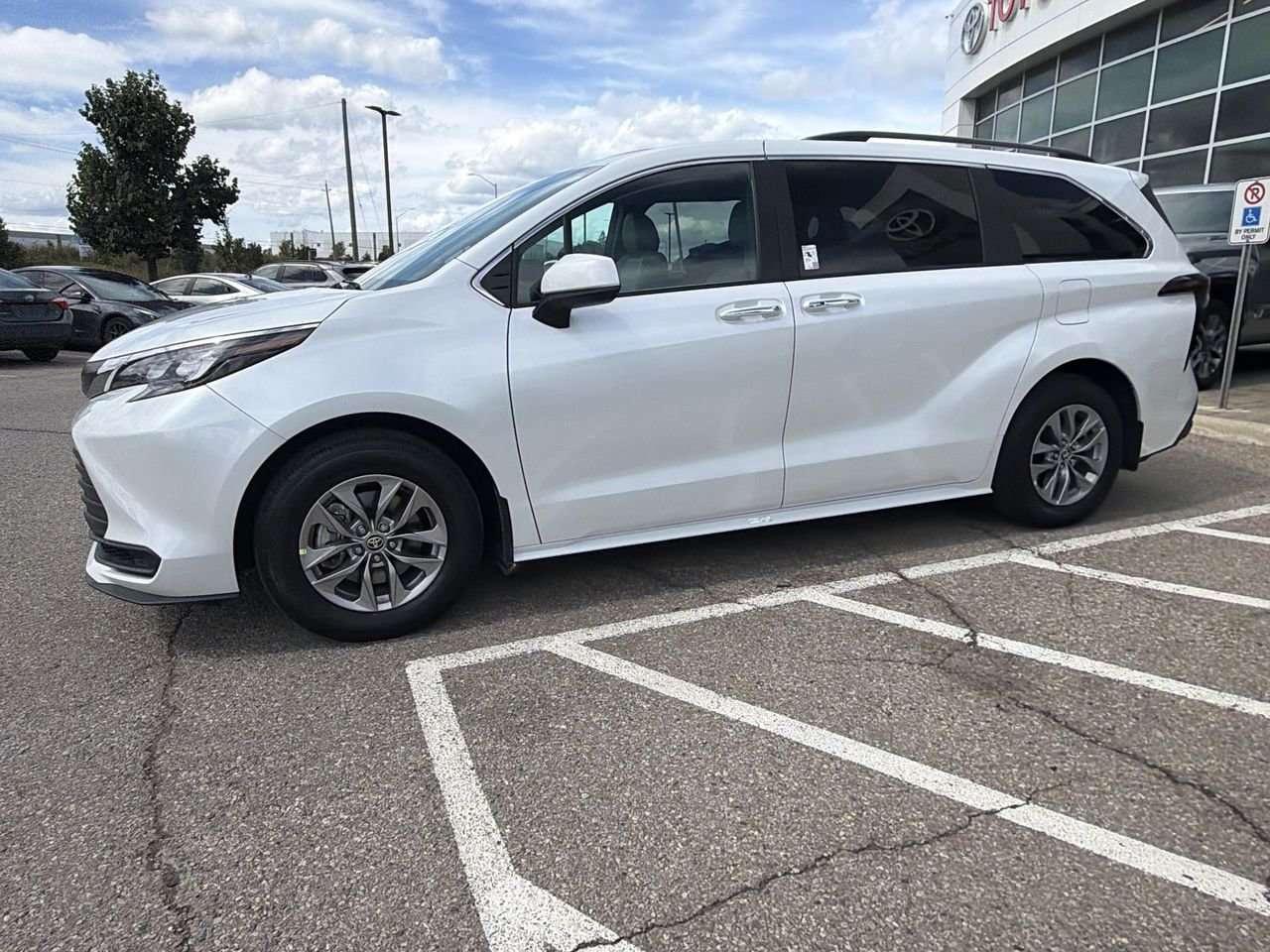 2026 Toyota Sienna Sienna XLE 8-Pass  FINANCED PRICE ADVERTISED  SOFTEX LEATHER   SUNROOF     DRIVER AUTO SEAT ADJUST   HEAT SEATS Photo