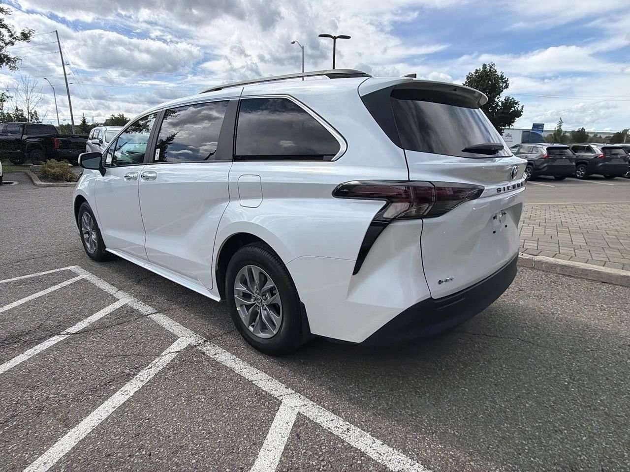 2026 Toyota Sienna Sienna XLE 8-Pass  FINANCED PRICE ADVERTISED  SOFTEX LEATHER   SUNROOF     DRIVER AUTO SEAT ADJUST   HEAT SEATS Photo