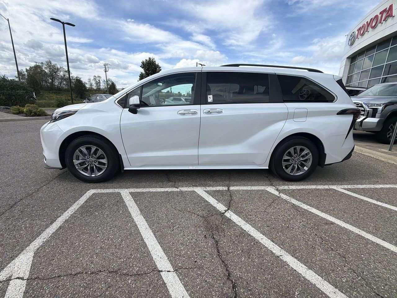 2026 Toyota Sienna Sienna XLE 8-Pass  FINANCED PRICE ADVERTISED  SOFTEX LEATHER   SUNROOF     DRIVER AUTO SEAT ADJUST   HEAT SEATS Photo