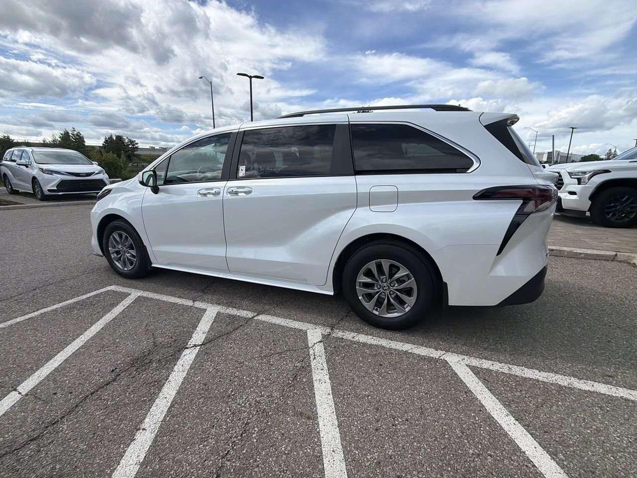 2026 Toyota Sienna Sienna XLE 8-Pass  FINANCED PRICE ADVERTISED  SOFTEX LEATHER   SUNROOF     DRIVER AUTO SEAT ADJUST   HEAT SEATS Photo