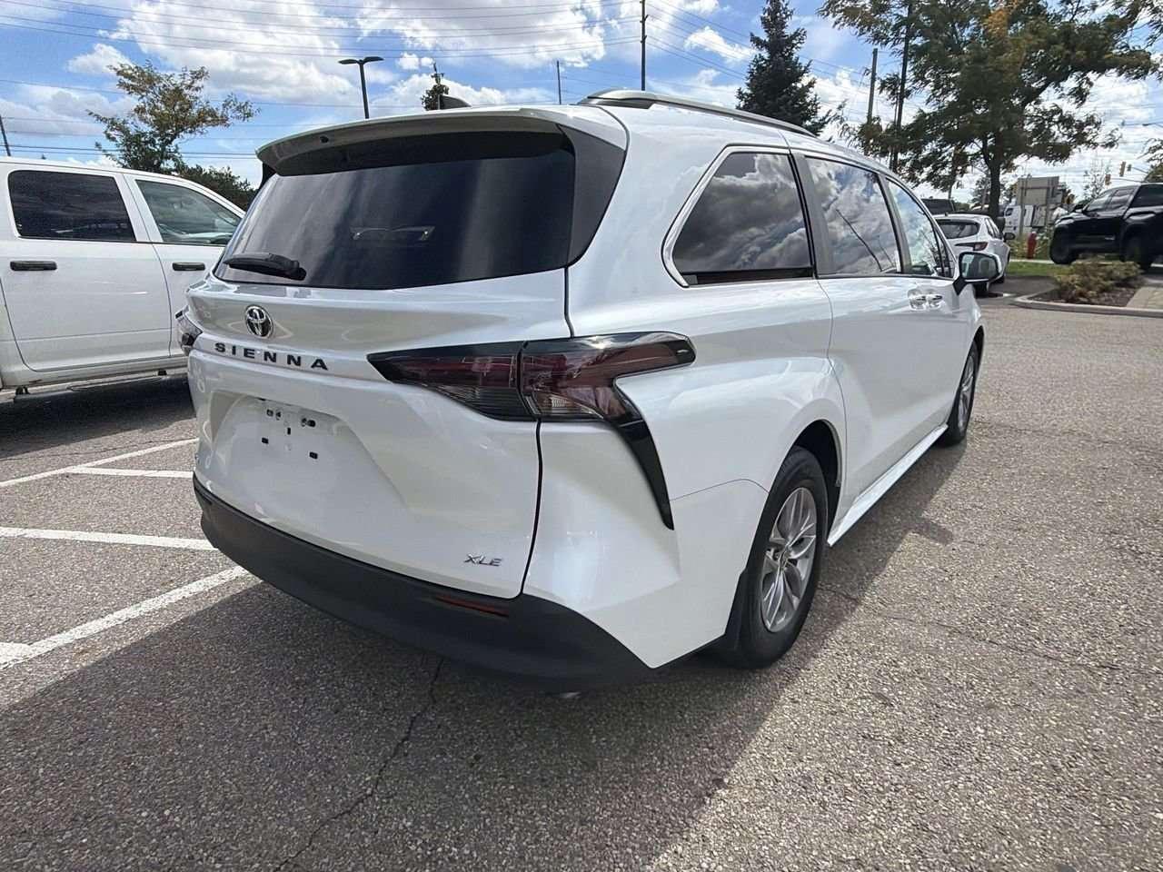2026 Toyota Sienna Sienna XLE 8-Pass  FINANCED PRICE ADVERTISED  SOFTEX LEATHER   SUNROOF     DRIVER AUTO SEAT ADJUST   HEAT SEATS Photo