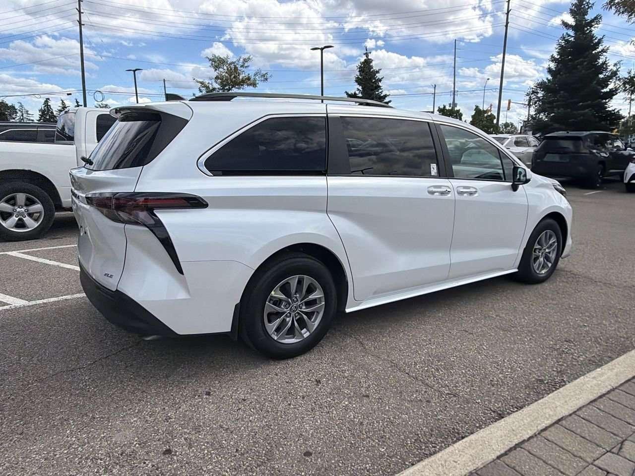 2026 Toyota Sienna Sienna XLE 8-Pass  FINANCED PRICE ADVERTISED  SOFTEX LEATHER   SUNROOF     DRIVER AUTO SEAT ADJUST   HEAT SEATS Photo