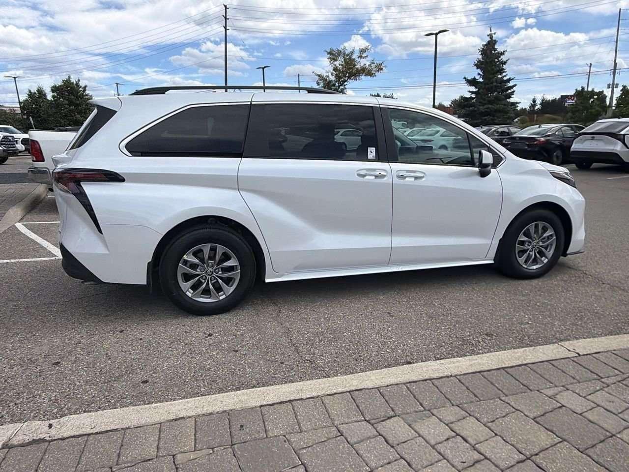 2026 Toyota Sienna Sienna XLE 8-Pass  FINANCED PRICE ADVERTISED  SOFTEX LEATHER   SUNROOF     DRIVER AUTO SEAT ADJUST   HEAT SEATS Photo