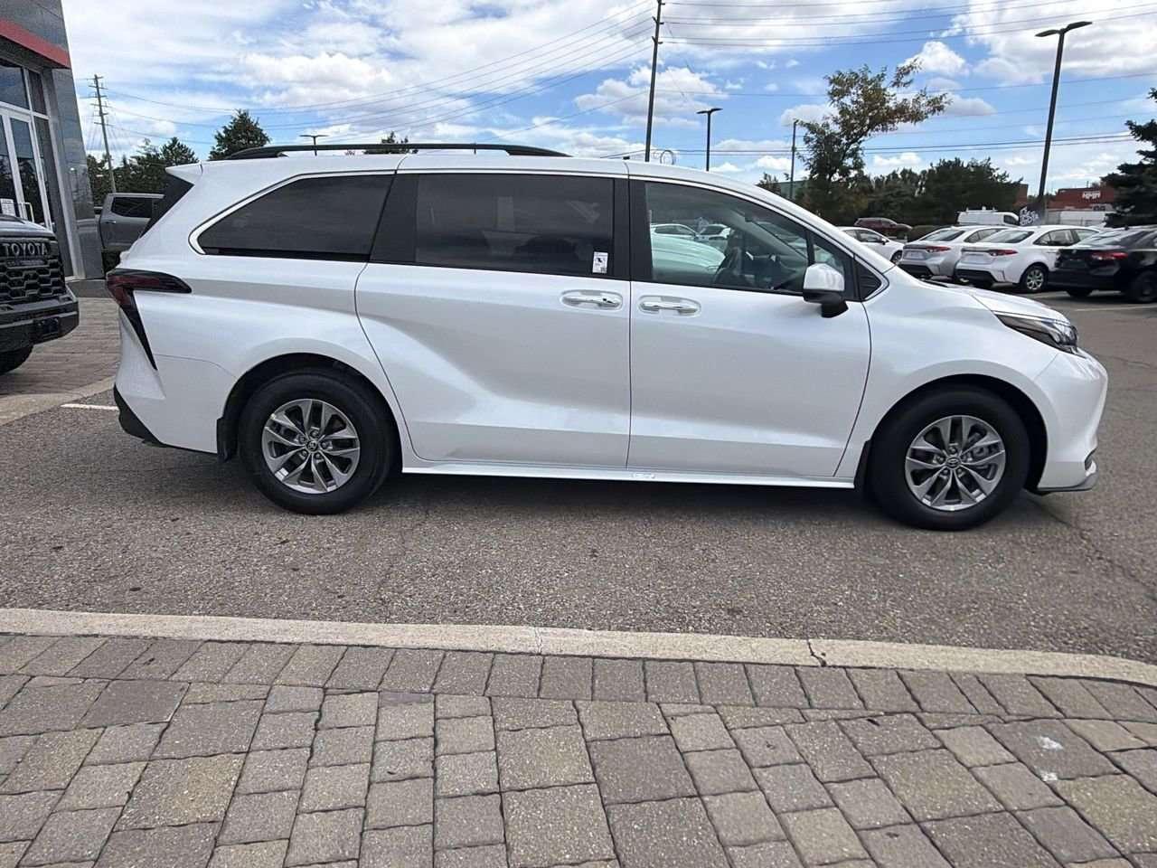 2026 Toyota Sienna Sienna XLE 8-Pass  FINANCED PRICE ADVERTISED  SOFTEX LEATHER   SUNROOF     DRIVER AUTO SEAT ADJUST   HEAT SEATS Photo