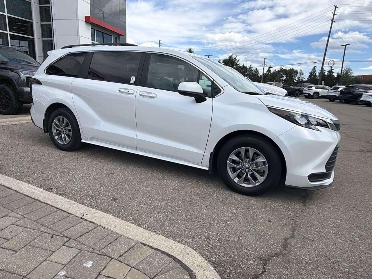 2026 Toyota Sienna Sienna XLE 8-Pass  FINANCED PRICE ADVERTISED  SOFTEX LEATHER   SUNROOF     DRIVER AUTO SEAT ADJUST   HEAT SEATS Photo