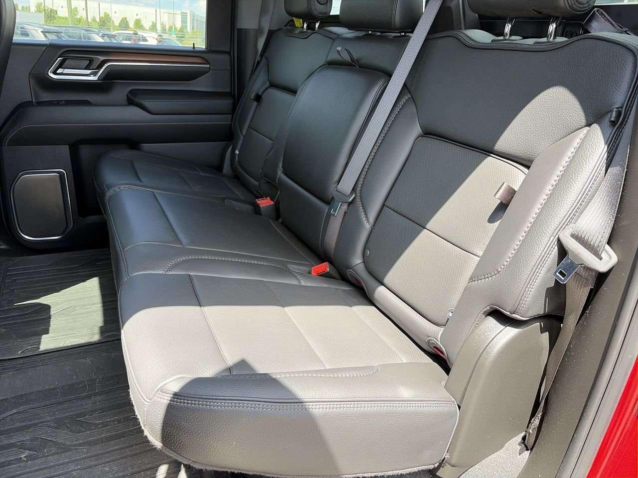 2024 GMC SIERRA 2500HD 4WD Crew Cab Long Box Denali  FINANCED PRICE ADVERTISED RUNNING BOARDS  WOOD GRADIENT FINISH   2 SETS OF TIRES   6.6L DUR Photo