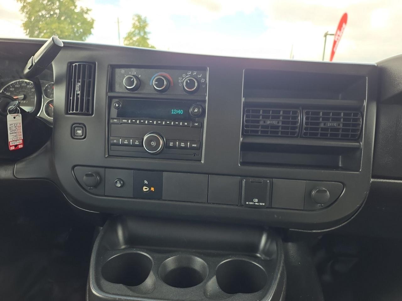 2017 GMC Savana 2500 135 4.8L 8 CYLINDER * NO ACCIDENTS / LOW KM / Photo