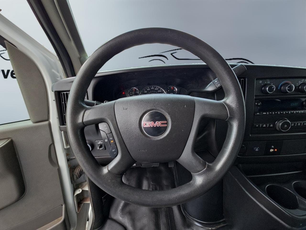 2017 GMC Savana 2500 135 4.8L 8 CYLINDER * NO ACCIDENTS / LOW KM / Photo