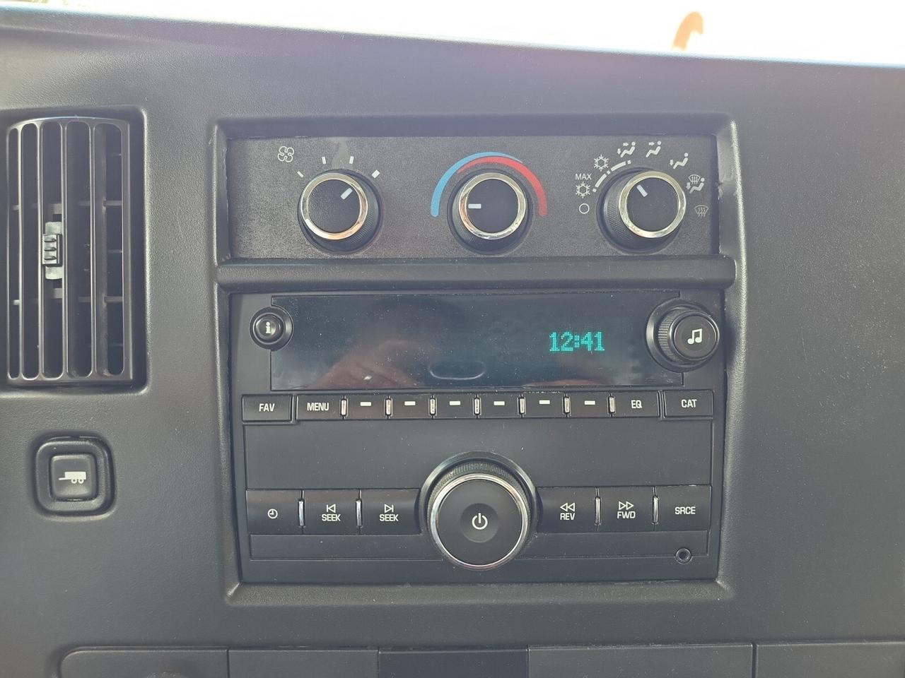 2017 GMC Savana 2500 135 4.8L 8 CYLINDER * NO ACCIDENTS / LOW KM / Photo