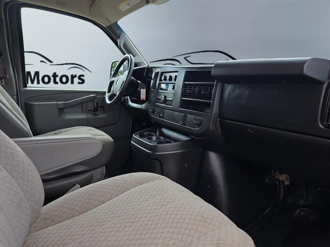 2017 GMC Savana 2500 135 4.8L 8 CYLINDER * NO ACCIDENTS / LOW KM / Photo
