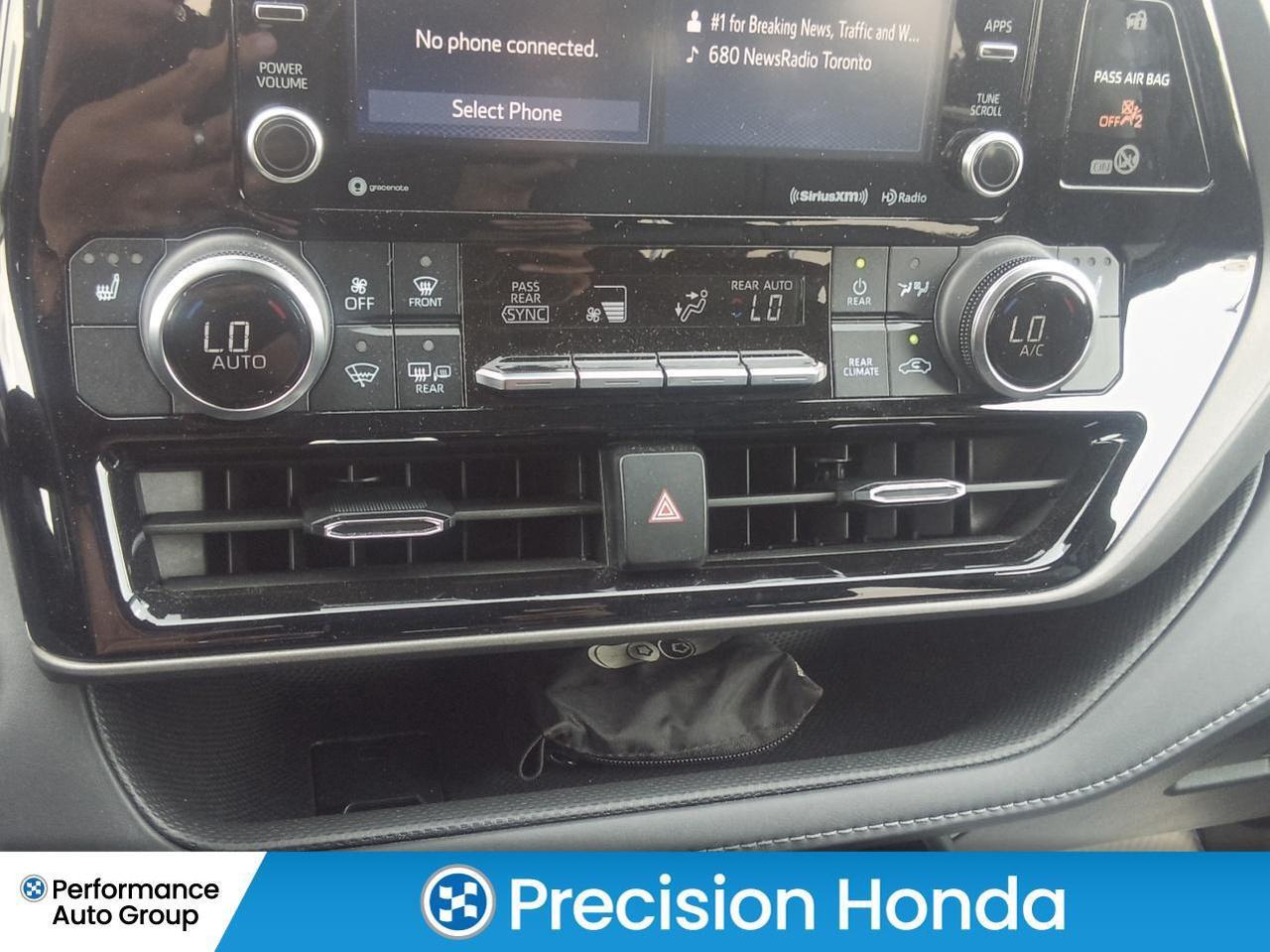 2022 Toyota Highlander XLE   Carplay   Heated Seats   Sunroof Photo