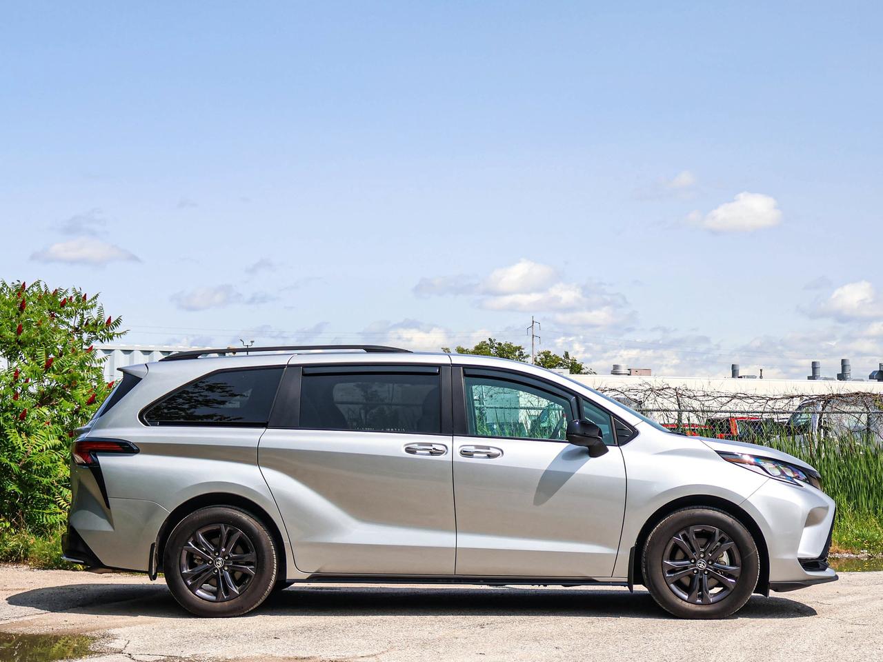 2025 Toyota Sienna LE Photo