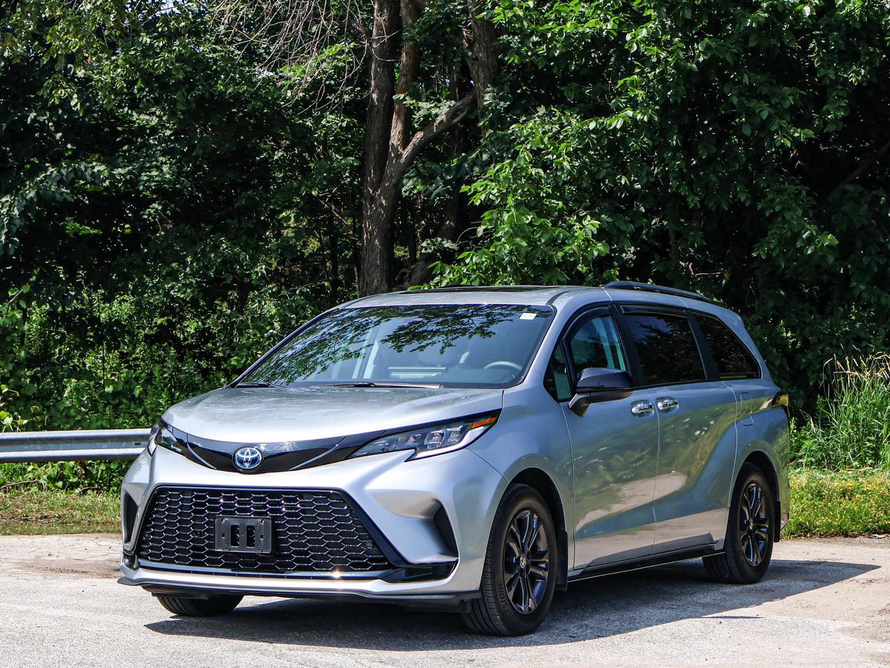 2025 Toyota Sienna LE Photo