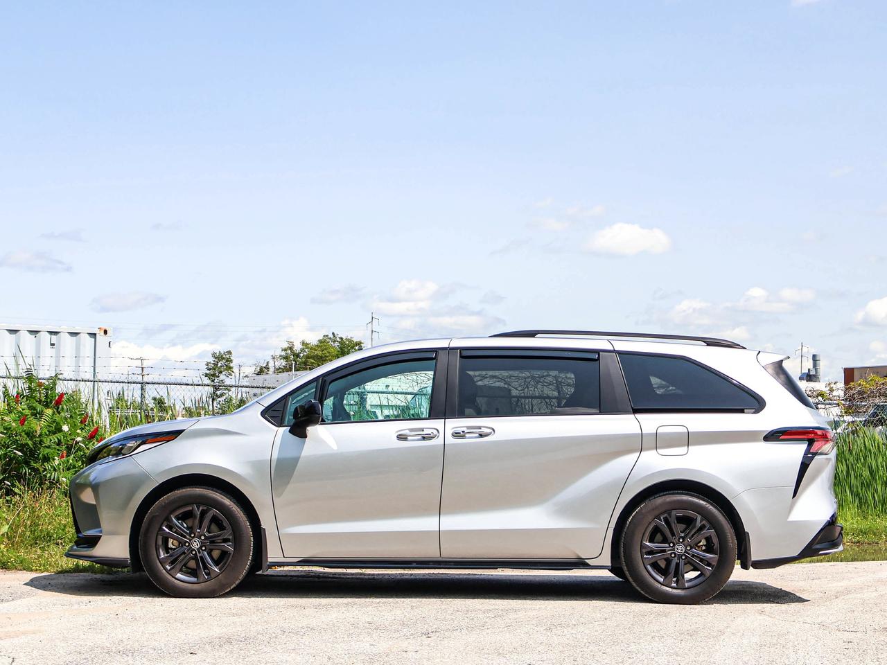 2025 Toyota Sienna LE Photo