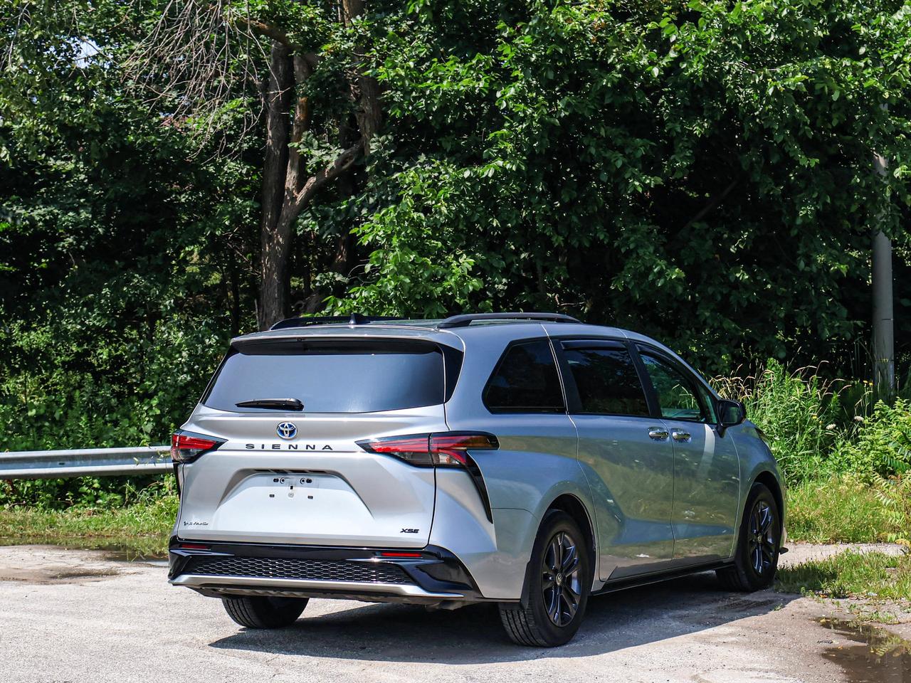2025 Toyota Sienna LE Photo