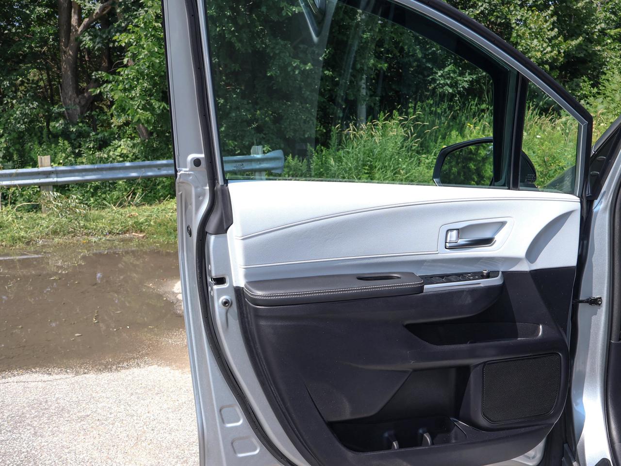 2025 Toyota Sienna LE Photo