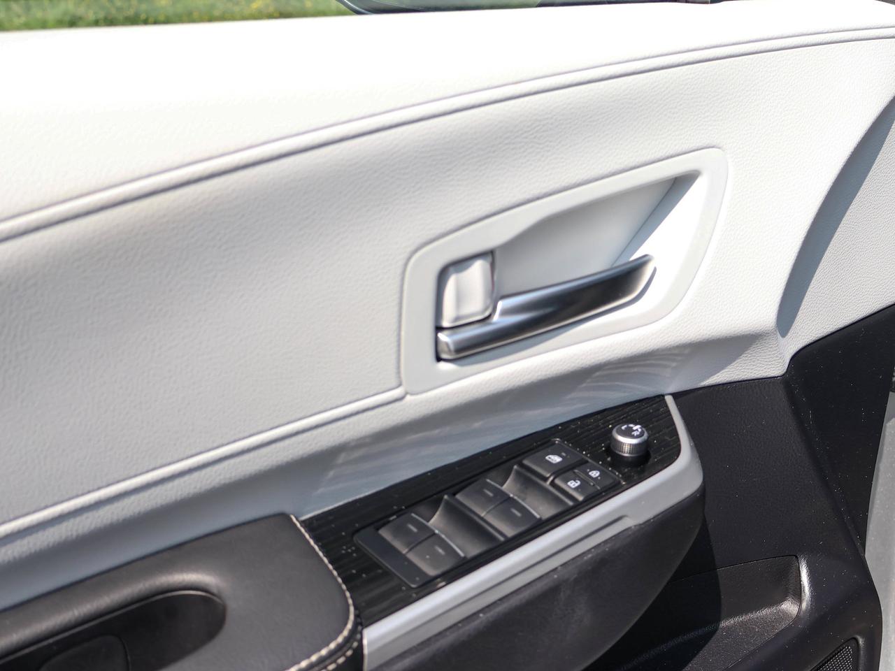 2025 Toyota Sienna LE Photo