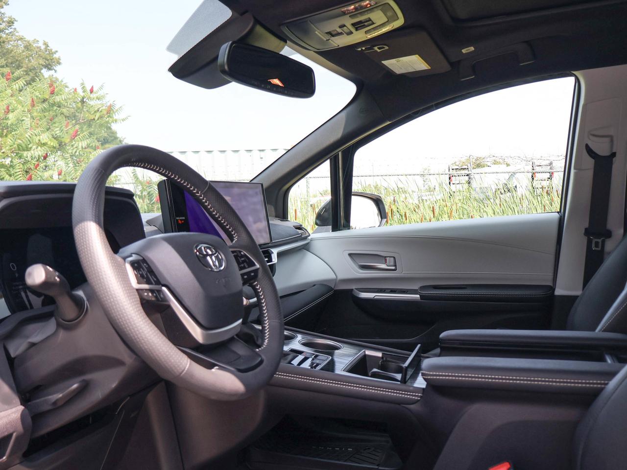 2025 Toyota Sienna LE Photo