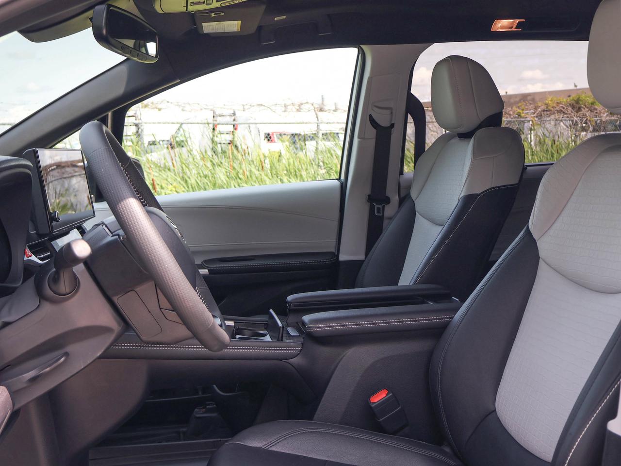 2025 Toyota Sienna LE Photo