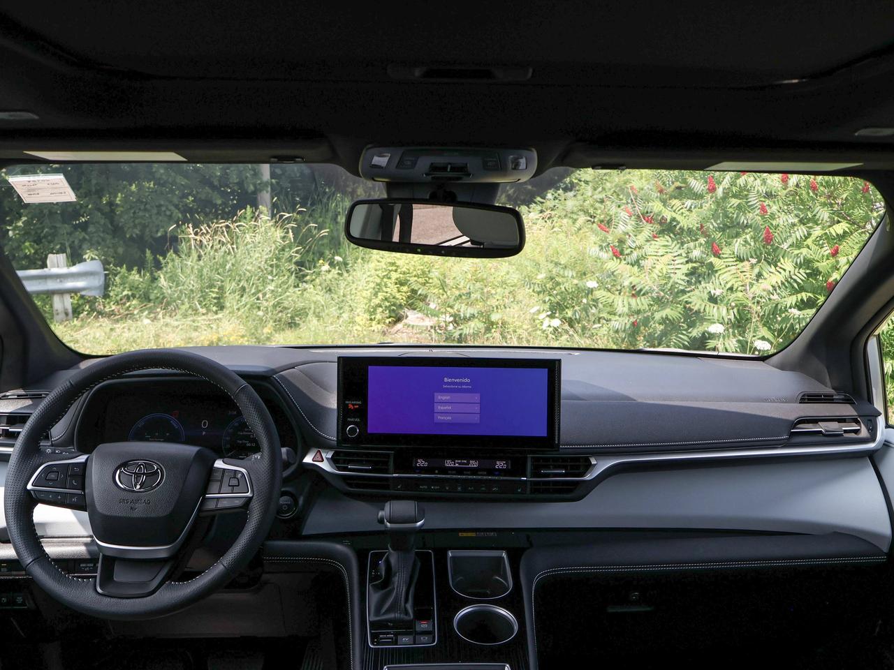2025 Toyota Sienna LE Photo