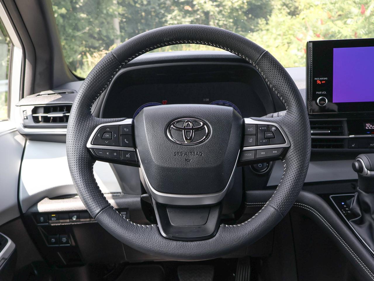 2025 Toyota Sienna LE Photo