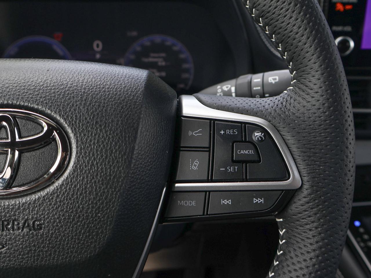 2025 Toyota Sienna LE Photo