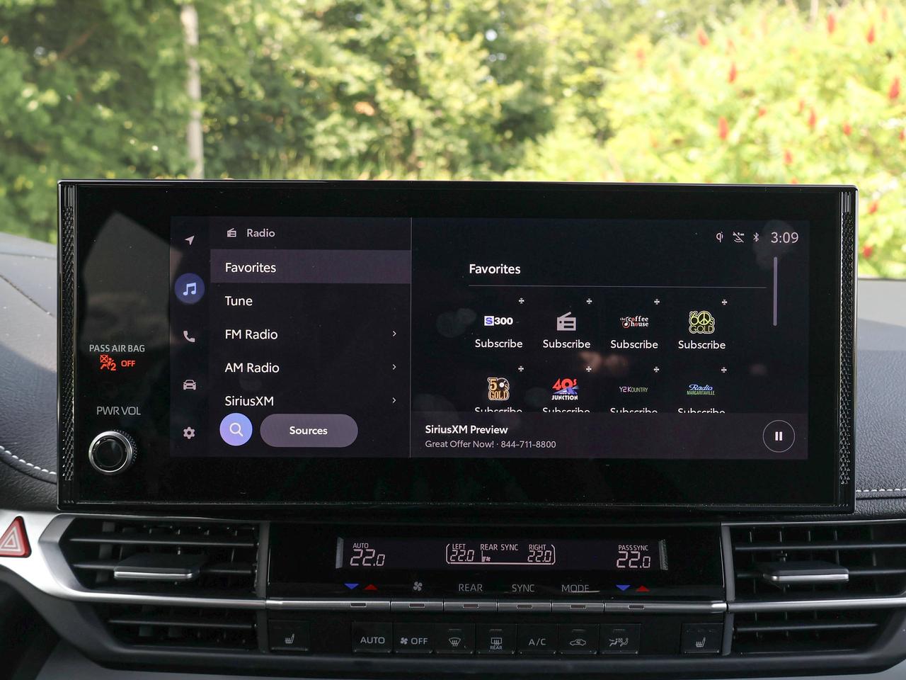 2025 Toyota Sienna LE Photo