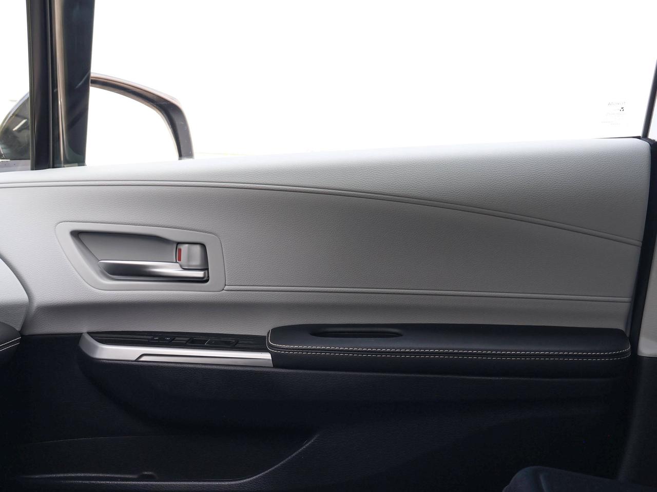 2025 Toyota Sienna LE Photo