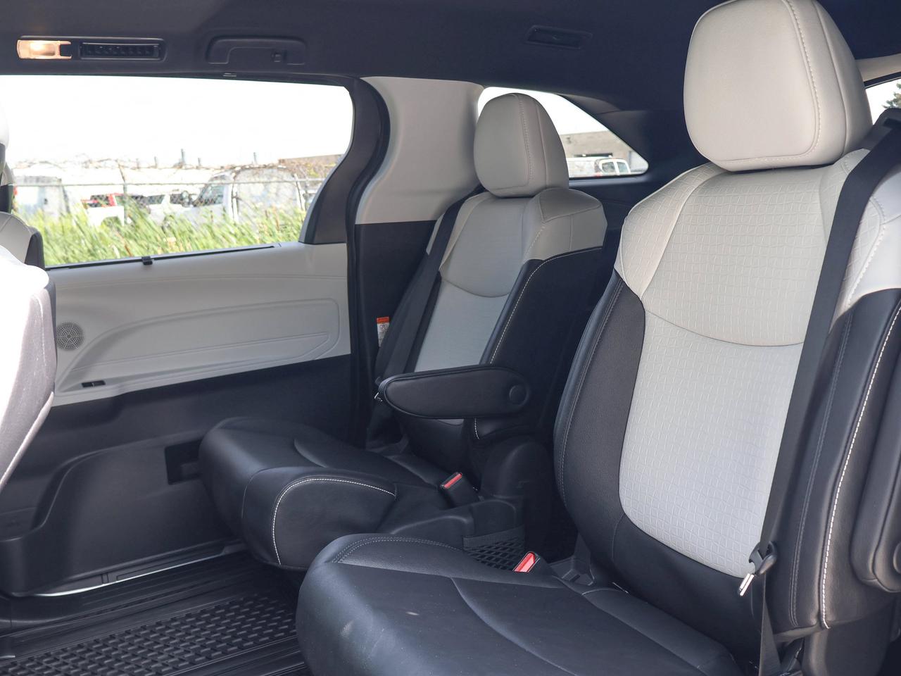 2025 Toyota Sienna LE Photo