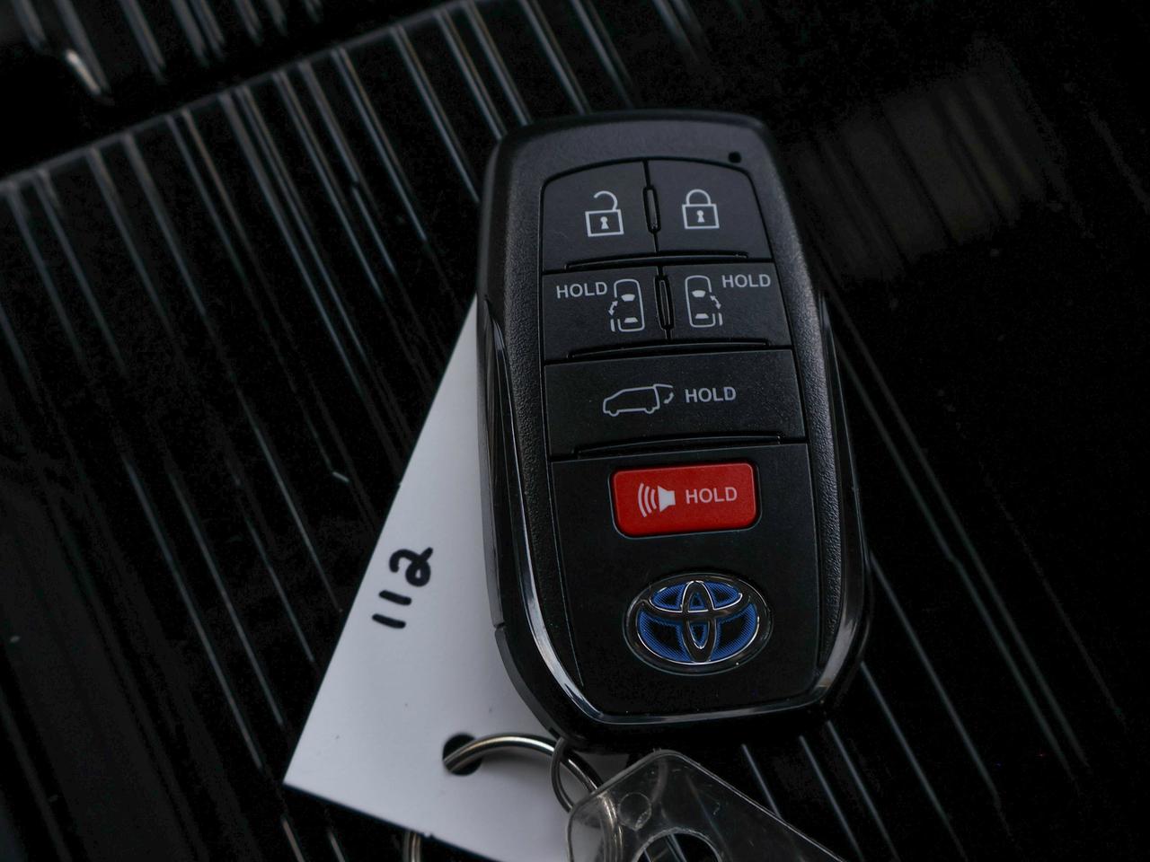 2025 Toyota Sienna LE Photo