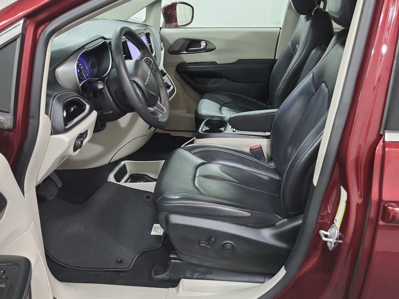 2022 Chrysler Pacifica TOURING L AWD Photo3