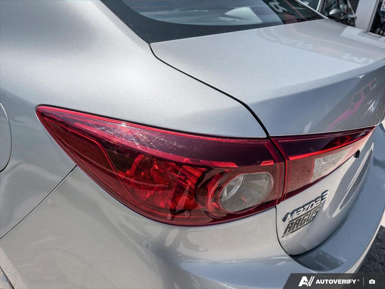 2018 Mazda MAZDA3 GS / NO ACCIDENTS / HTD SEATS / BLUETOOTH / LOW KM Photo