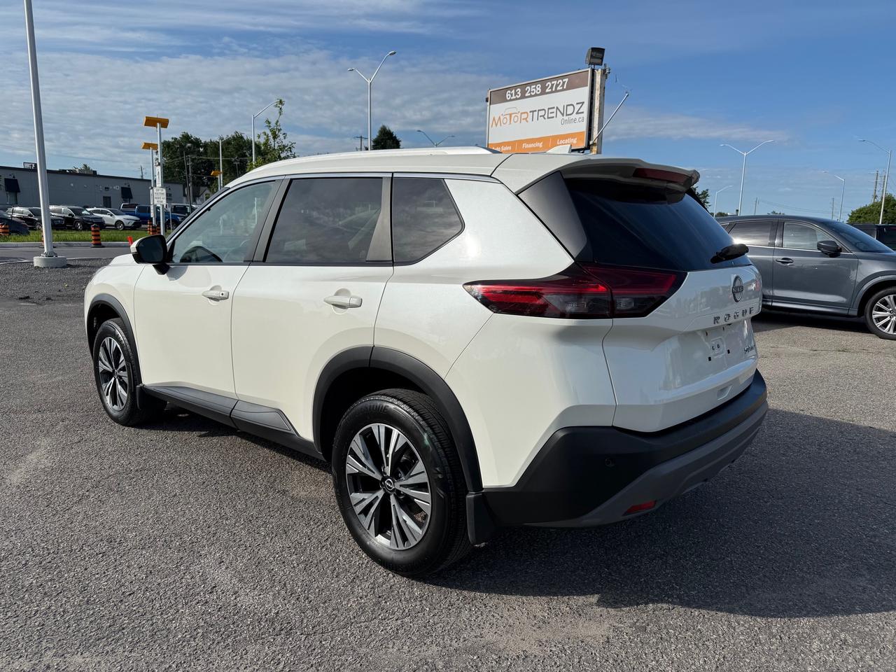2023 Nissan Rogue SV Moonroof Sunroof! AutoStart! CarPlay! Photo2