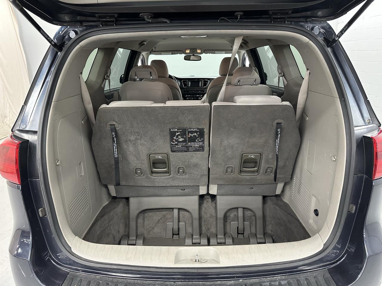 2017 Kia Sedona LX Photo6