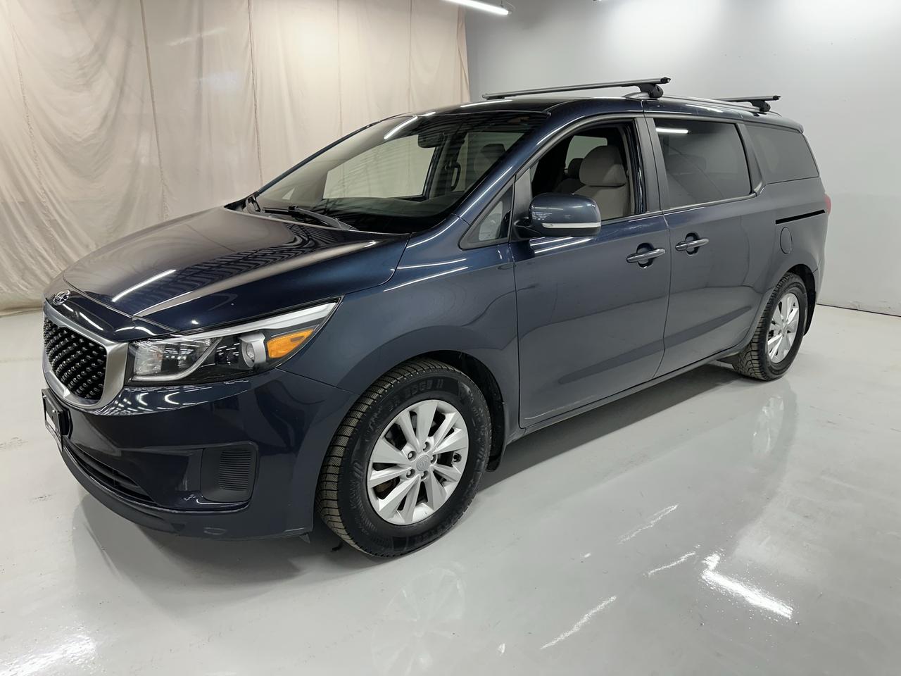 2017 Kia Sedona LX Photo3