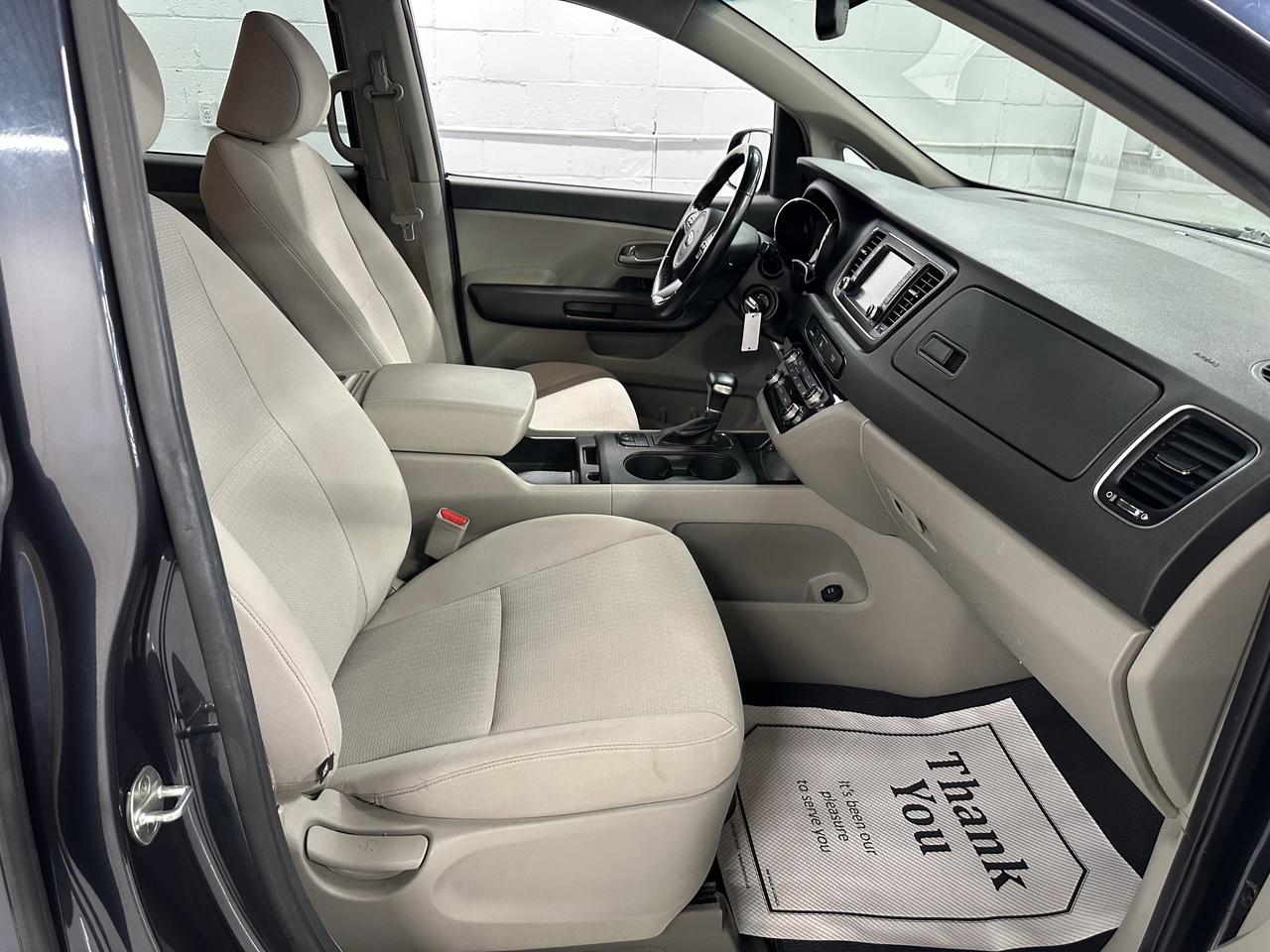 2017 Kia Sedona LX Photo12