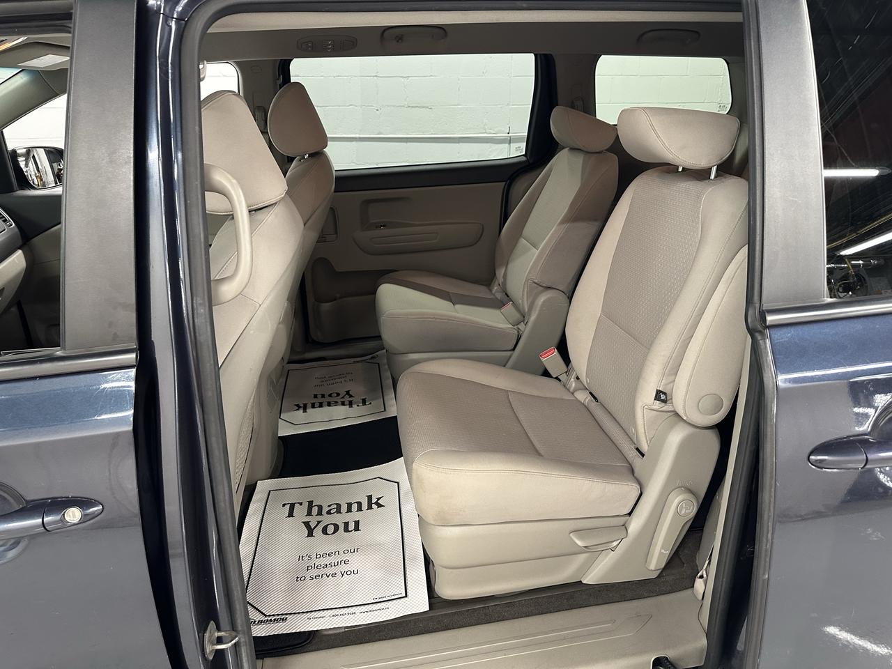 2017 Kia Sedona LX Photo9