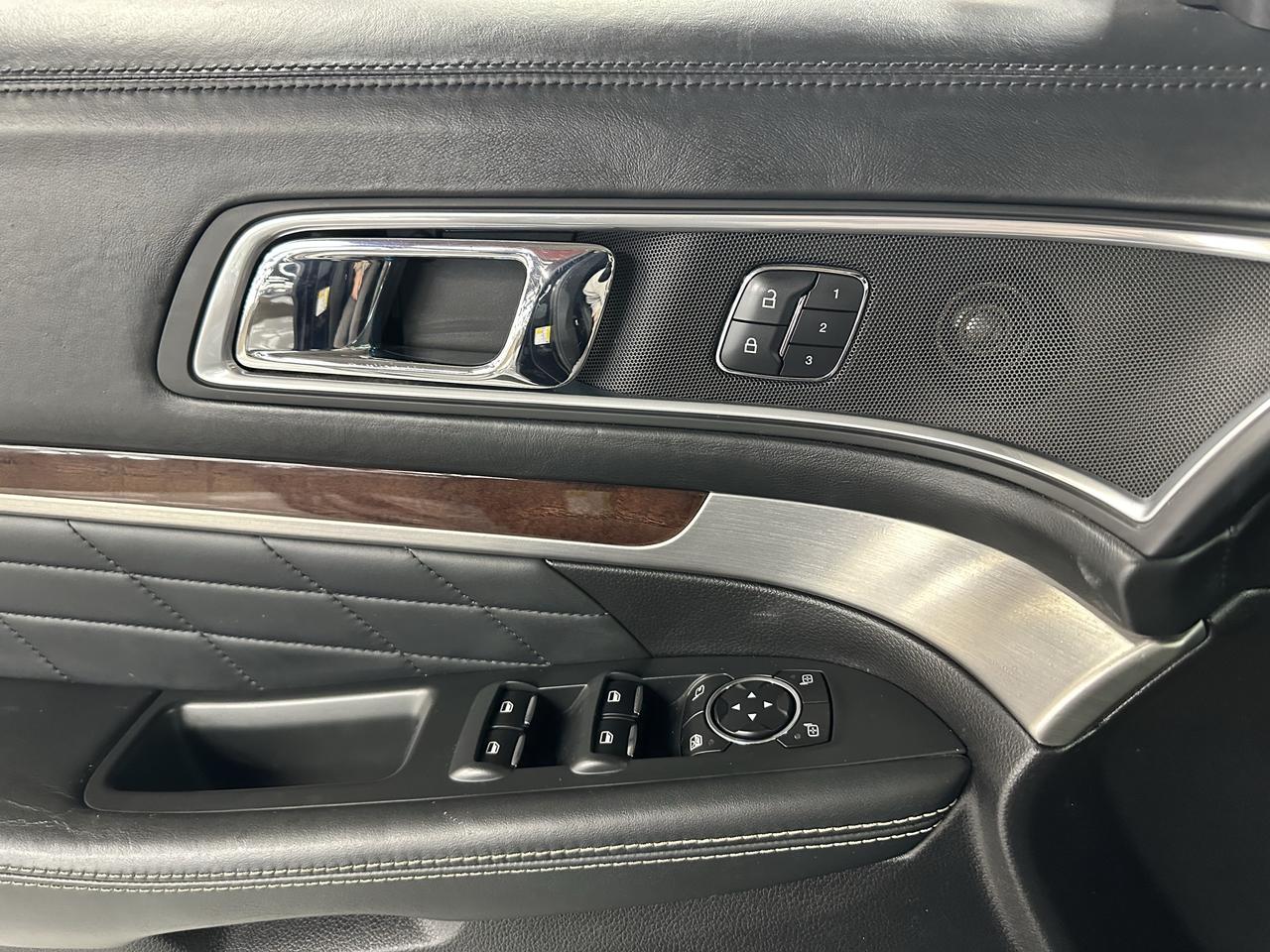 2017 Ford Explorer Platinum Photo30