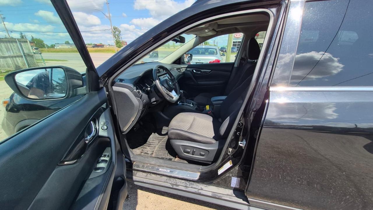 2018 Nissan Rogue SV AWD, BLACK ON BLACK,SUNROOF, CERTIFIED Photo