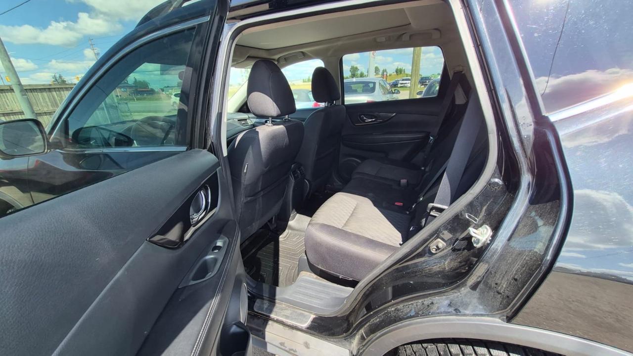 2018 Nissan Rogue SV AWD, BLACK ON BLACK,SUNROOF, CERTIFIED Photo