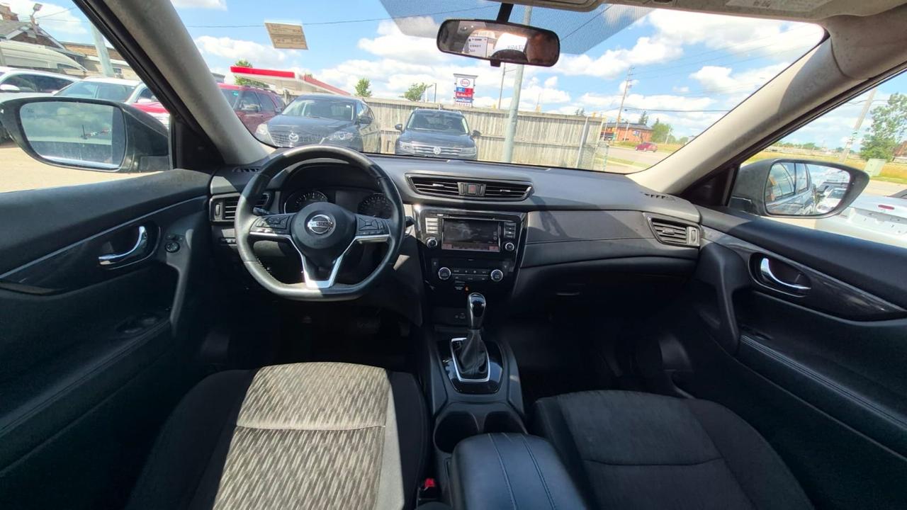 2018 Nissan Rogue SV AWD, BLACK ON BLACK,SUNROOF, CERTIFIED Photo