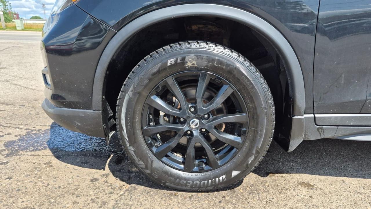 2018 Nissan Rogue SV AWD, BLACK ON BLACK,SUNROOF, CERTIFIED Photo