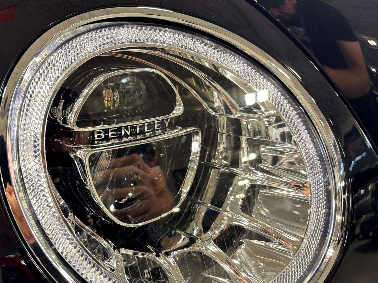 2018 Bentley Bentayga W12|SIGNATURE|REAREXECUTIVE|NO LUX TAX|NIGHTVISION Photo