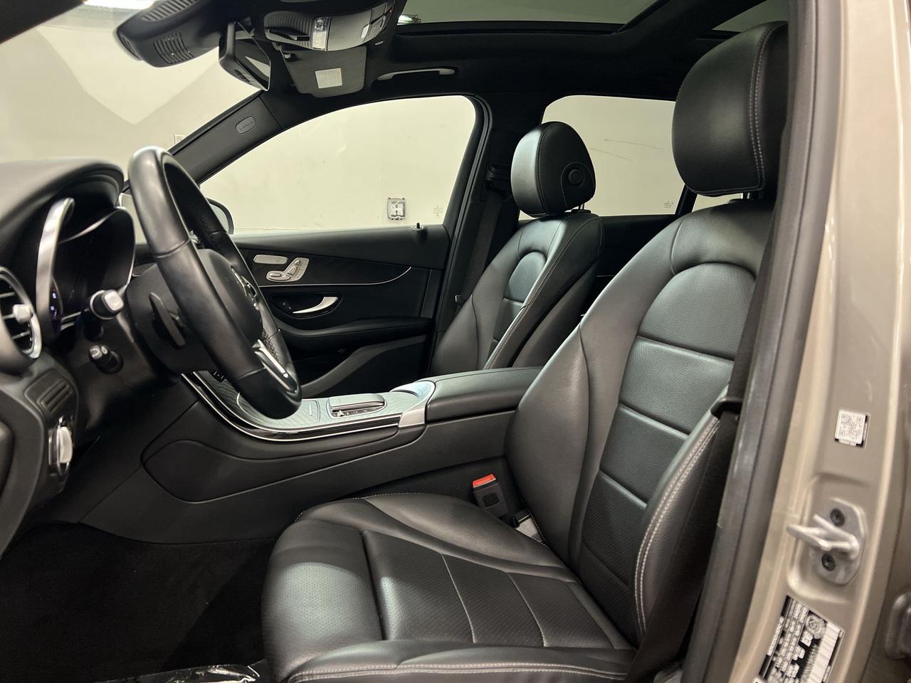 2022 Mercedes-Benz GLC-Class GLC 300 AWD | LOW KMS!! | LEATHER | PANO ROOF |NAV Photo