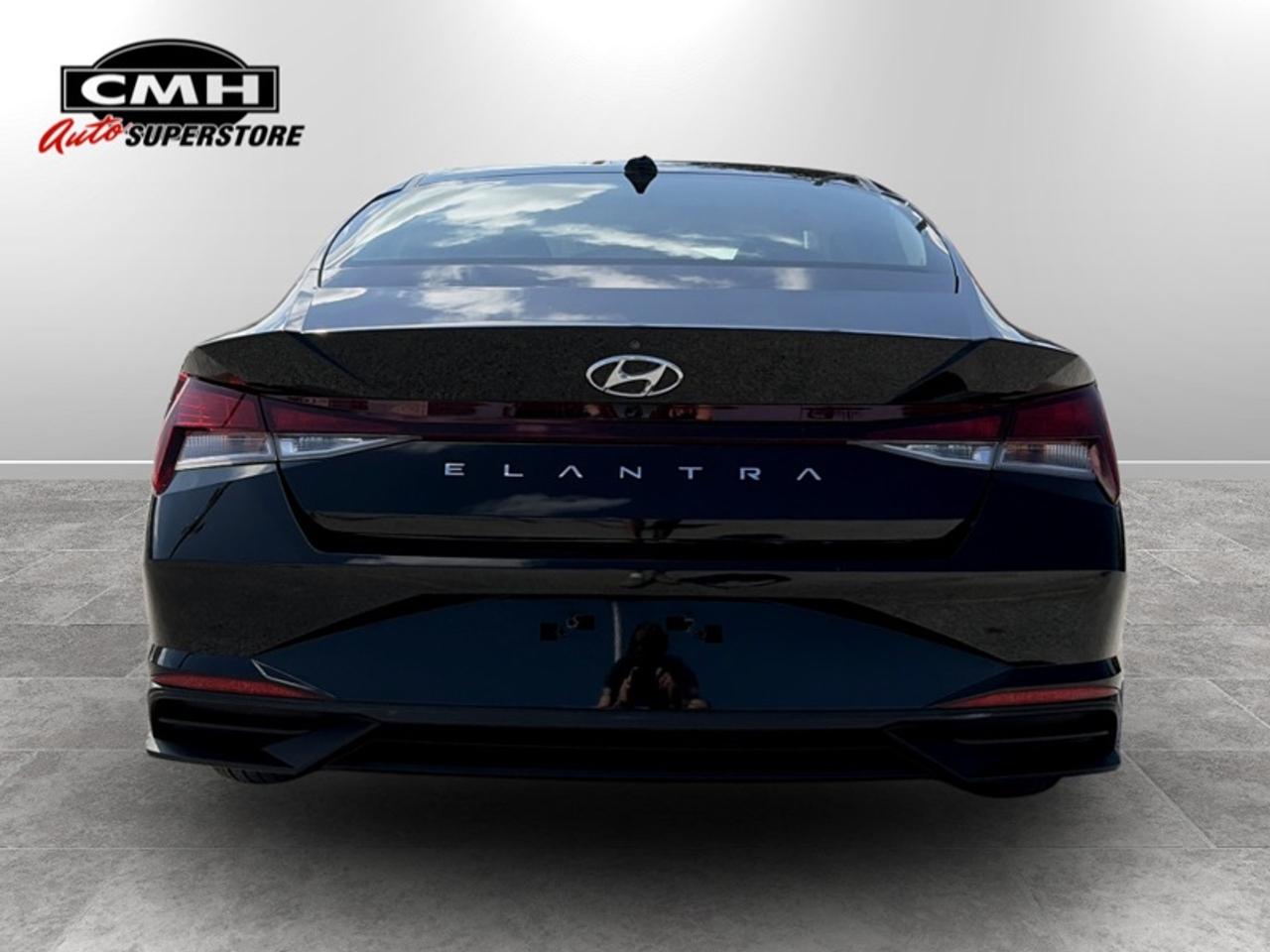 2021 Hyundai Elantra Preferred IVT  **LOW MILEAGE** Photo