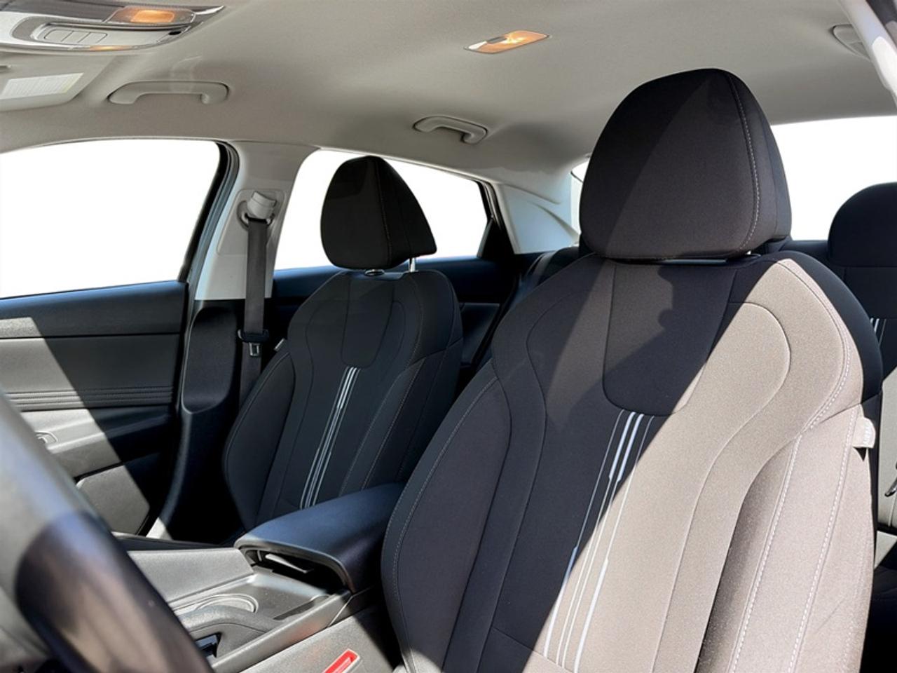 2021 Hyundai Elantra Preferred IVT  **LOW MILEAGE** Photo