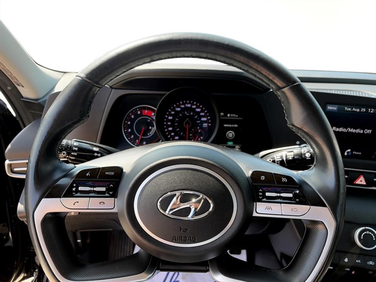 2021 Hyundai Elantra Preferred IVT  **LOW MILEAGE** Photo